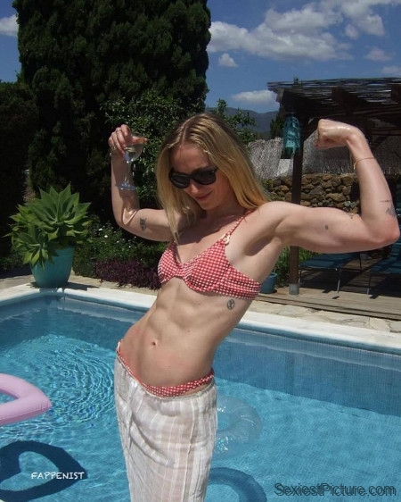 Sophie Turner Tits and Abs