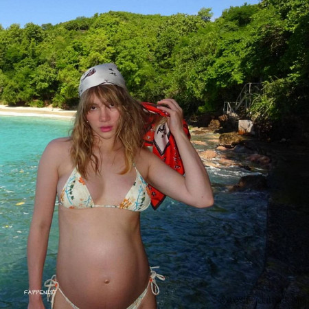 Suki Waterhouse Big Tits Pregnant Bikini