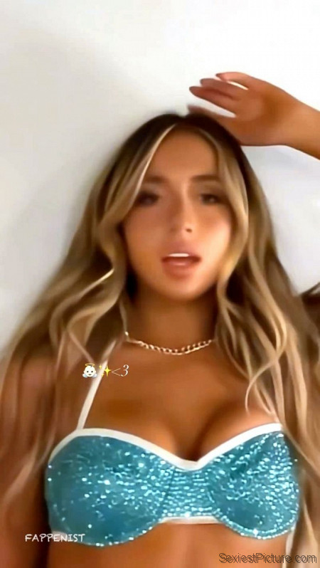 Tate McRae Tits