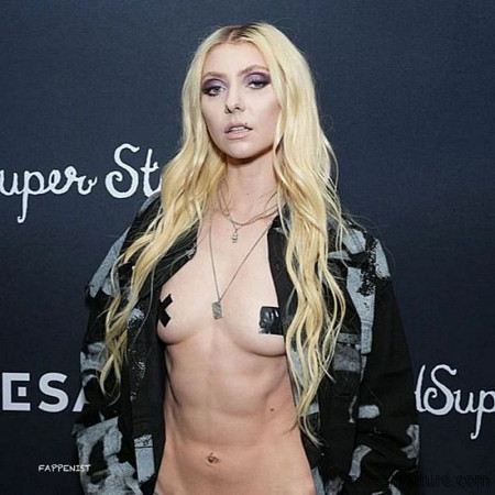 Taylor Momsen Topless Boobs