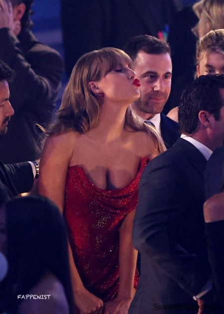 Taylor Swift Big Tits Deep Cleavage