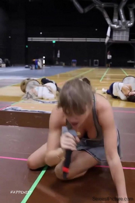 Taylor Swift Big Tits Downblouse