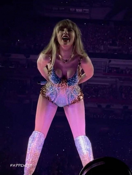 Taylor Swift Big Tits