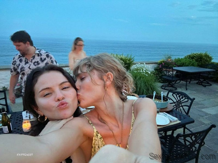 Taylor Swift Kissing Selena Gomez