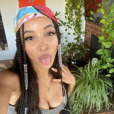 Tinashe Sexy Cleavage