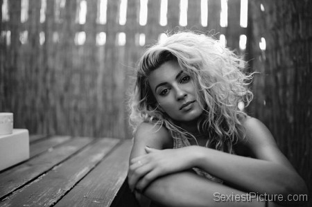 Tori Kelly Nude and Sexy Photo Collection