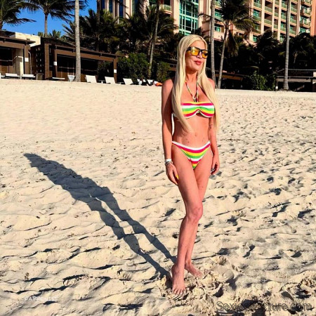Tori Spelling Sexy Tits and Ass Bikini