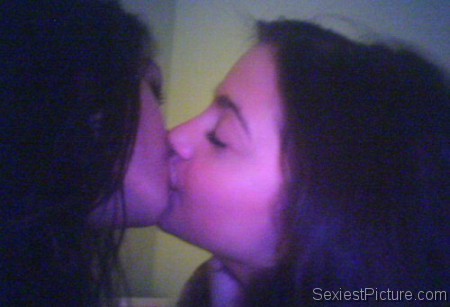 Vanessa Hudgens lesbian kiss leaked