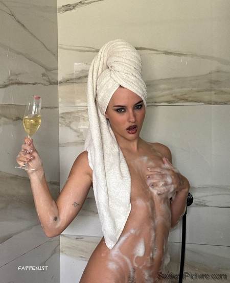 Victoria De Angelis Naked