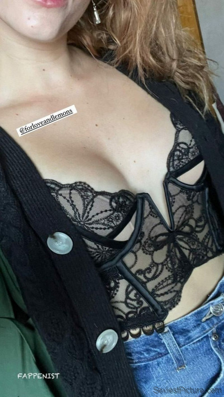 Willow Shields Braless Big Tits Cleavage