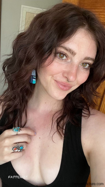 Willow Shields Tits