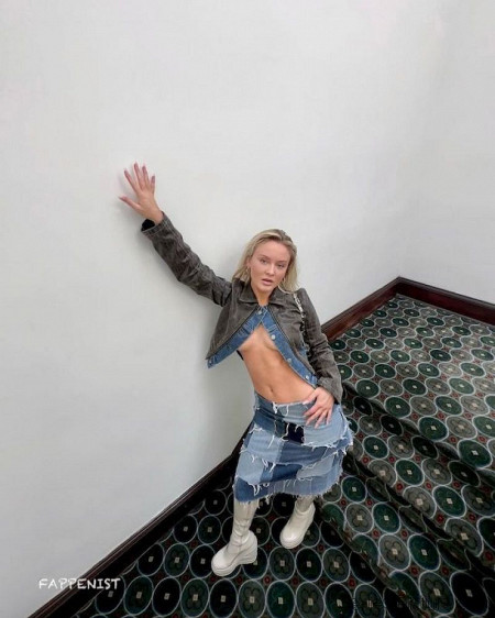 Zara Larsson Underboob Cleavage