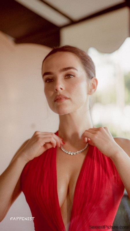 Zoey Deutch Big Tits