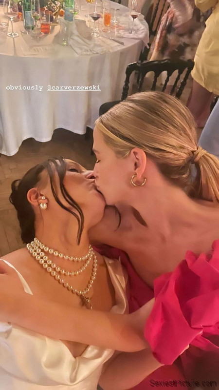 Zoey Deutch Lesbian Kiss