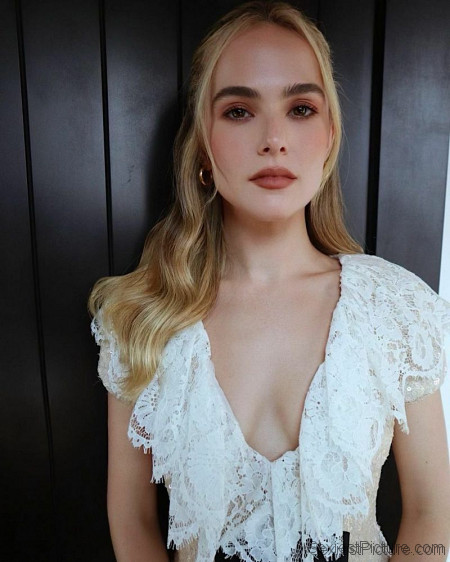 Zoey Deutch Tits